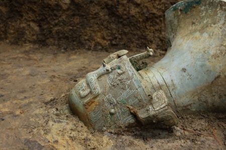 (miniature) Photo non datée d'une partie d'un article en bronze déterrée sur le site des ruines de Sanxingdui