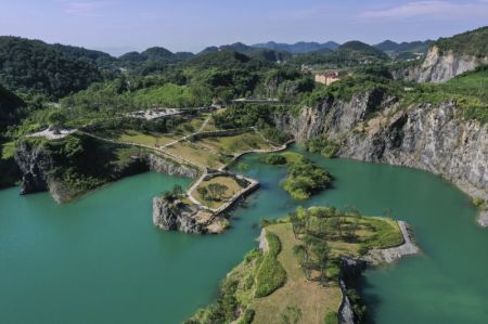 (miniature) Vue aérienne du parc minier du mont Tongluo dans le bourg de Shichuan à Yubei