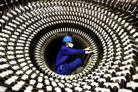 (miniature) Un ouvrier travaille dans une usine de Harbin Electric Machinery Company Ltd