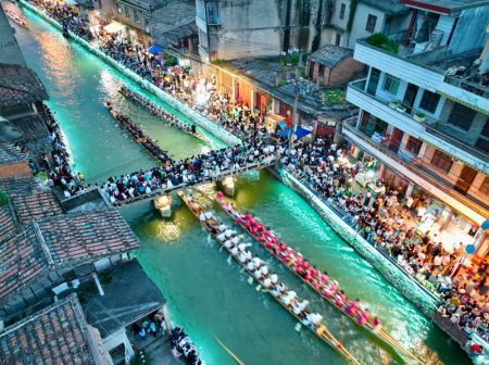 (miniature) Photo aérienne d'une course nocturne de bateaux-dragons organisée pour célébrer la fête des Bateaux-Dragons