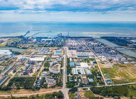 (miniature) Photo aérienne prise le 20 octobre 2022 du parc industriel Lingang de Dongfang