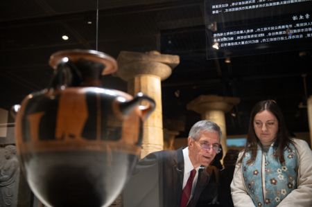 (miniature) Des visiteurs étrangers à l'exposition Les Grecs