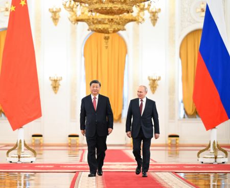 (miniature) Le président russe Vladimir Poutine organise une cérémonie solennelle de bienvenue en l'honneur du président chinois Xi Jinping dans la salle Saint-Georges du Kremlin à Moscou