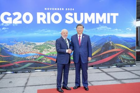 (miniature) Le président chinois Xi Jinping est accueilli par son homologue brésilien Luiz Inacio Lula da Silva avant le début du 19e sommet du G20 à Rio de Janeiro