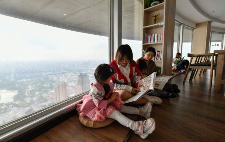 (miniature) Des lecteurs lisent dans une librairie dans l'arrondissement de Hexi