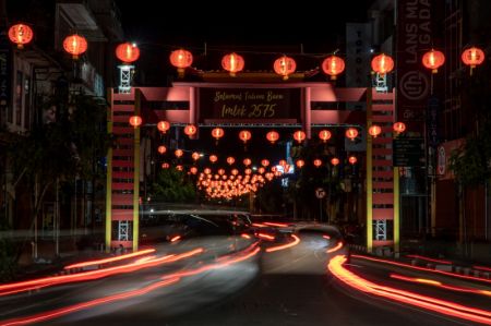 (miniature) Photo prise le 9 février 2024 montrant des décors du Nouvel An lunaire chinois dans une rue de Bali