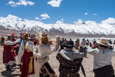 (miniature) C&eacute;r&eacute;monie marquant le d&eacute;but du labour de printemps dans le village de Beicun