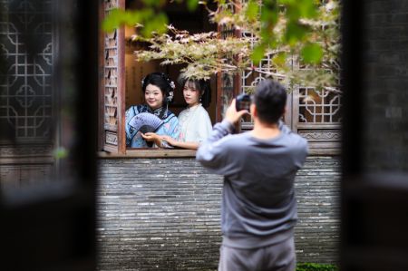 (miniature) Des gens posent pour des photos dans le site touristique de Laomendong