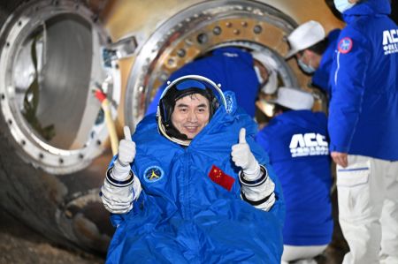 (miniature) L'astronaute Ye Guangfu à l'extérieur de la capsule de retour du vaisseau spatial habité Shenzhou-18 sur le site d'atterrissage de Dongfeng