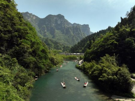 (miniature) Photo aérienne de touristes s'amusant dans un site pittoresque du district de Zigui de la ville de Yichang