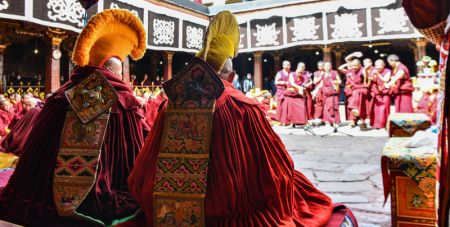 (miniature) Des moines participent à une soutenance au temple Jokhang
