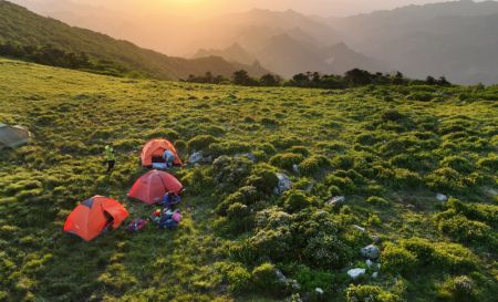 (miniature) Des touristes font du camping dans la montagne Caolianling du district de Luonan de la ville de Shangluo