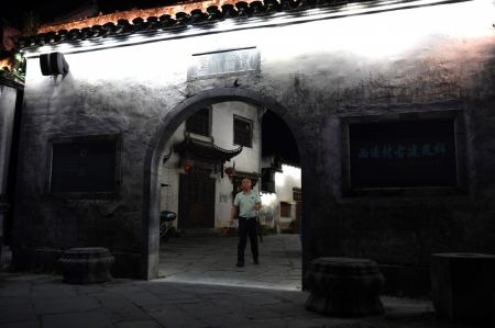 (miniature) Le veilleur de nuit Lu Lei sonne un gong dans le village de Xidi du district de Yixian