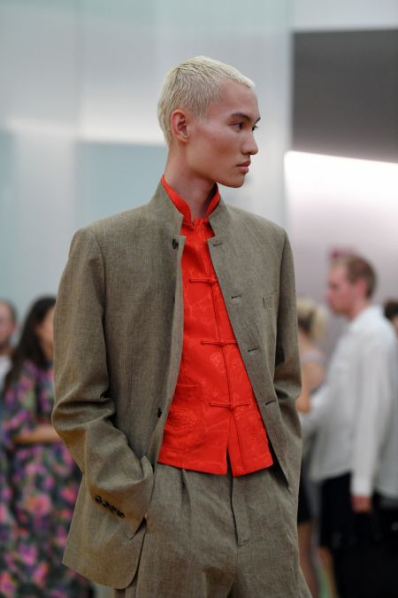 (miniature) Un mannequin présente une création de la collection printemps/été 2024 de SHANGHAI TANG lors de la semaine de la mode masculine de Milan