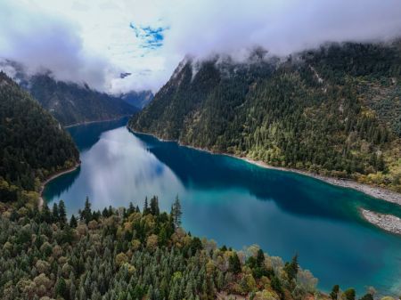 (miniature) Paysage automnal d'un lac dans le site touristique de Jiuzhaigou