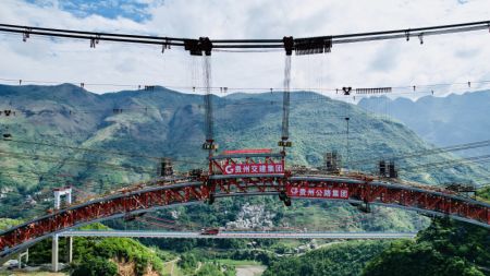 (miniature) Photo aérienne du chantier du grand pont de Wumengshan sur l'autoroute Nayong-Qinglong