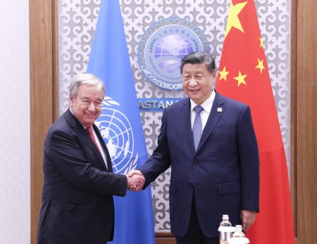(miniature) Le président chinois Xi Jinping rencontre le secrétaire général de l'ONU Antonio Guterres en marge de la 24e réunion du Conseil des chefs d'Etat de l'Organisation de coopération de Shanghai à Astana
