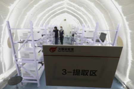 (miniature) Des professionnels mettent en place les installations du laboratoire Huoyan (Fire Eye) sur un court de tennis à Shijiazhuang