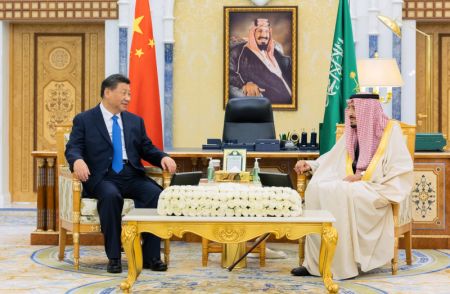 (miniature) Le président chinois Xi Jinping (à gauche) rencontre le roi Salmane ben Abdelaziz Al-Saoud d'Arabie saoudite au palais Al Yamamah à Riyad