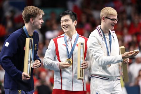 (miniature) Le Chinois Fan Zhendong (au centre)