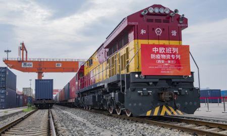 (miniature) Un train de fret Chine-Europe chargé de 45 compartiments de fournitures anti-épidémiques quitte la gare de Xinzhu