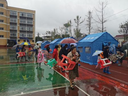 (miniature) Des personnes évacuées arrivent dans un site de relogement provisoire après un séisme au bourg de Jiaming du district de Luxian