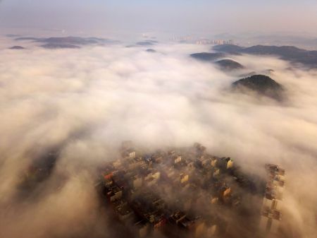 (miniature) Photo aérienne d'un brouillard d'advection à Weining