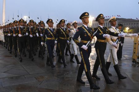 (miniature) Une cérémonie de lever du drapeau national pour célébrer le 71e anniversaire de la fondation de la République populaire de Chine