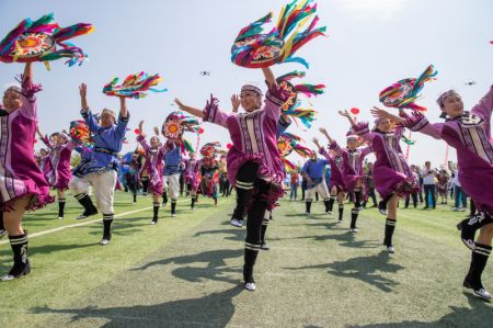 (miniature) Les Hezhe en costumes traditionnels présentent un spectacle lors de la 11e édition du Festival Wurigong de l'ethnie Hezhe