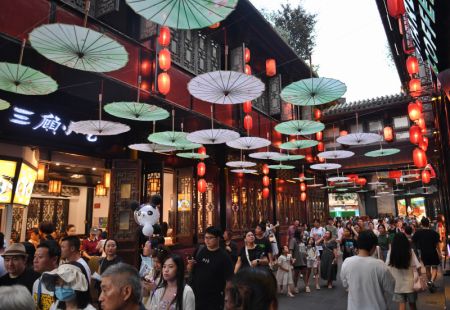 (miniature) Des touristes visitent la rue folklorique Jinli à Chengdu