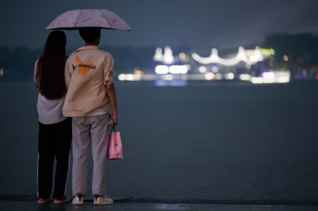 (miniature) Un couple profite de la vue près du Monument pour la lutte contre les inondations le long de la rivière Songhua