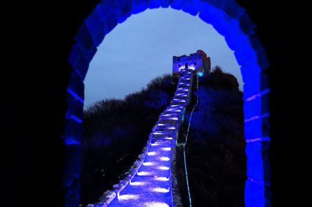 (miniature) La section de Simatai de la Grande Muraille illumin&eacute;e en bleu pour marquer la Journ&eacute;e mondiale de l'enfance