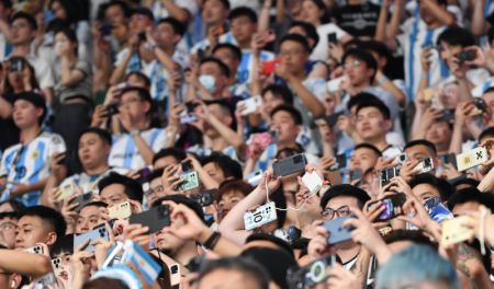 (miniature) Des supporteurs filment le match amical entre l'Argentine et l'Australie à Beijing