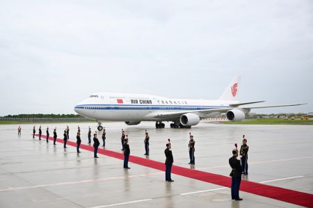 (miniature) L'avion du président chinois Xi Jinping arrive à Paris en France