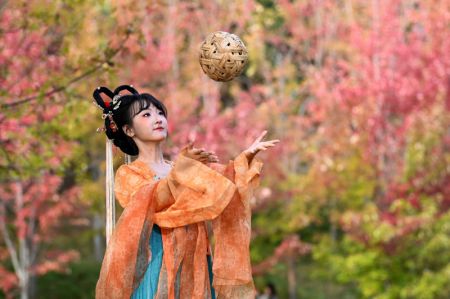 (miniature) Une touriste en costume traditionnel chinois pose pour des photos au parc Yannan