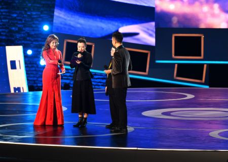 (miniature) L'actrice Hao Lei (deuxième à gauche) parle lors de la cérémonie d'ouverture du 7e Festival international du film de la Route de la Soie à Xi'an
