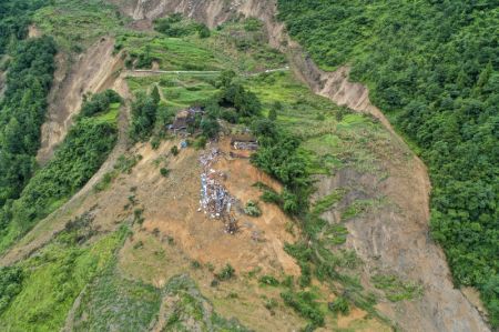 (miniature) Photo aérienne d'un site de glissement de terrain survenu dans le village de Liujing dans l'arrondissement de Wulong de la municipalité de Chongqing (sud-ouest de la Chine)