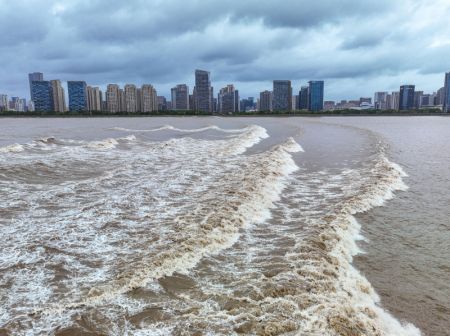 (miniature) Photo aérienne de vagues causées par le mascaret du fleuve Qiantang