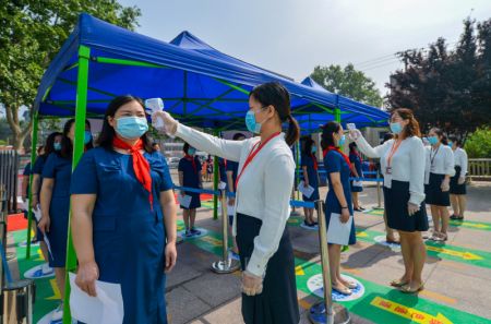 (miniature) Des enseignants simulent le contrôle de températures des élèves lors d'une manoeuvre dans une école primaire dans l'arrondissement de Hanshan de la ville de Handan