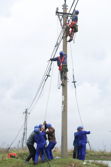 (miniature) Réparation d'installations électriques dans le bourg de Wenchang