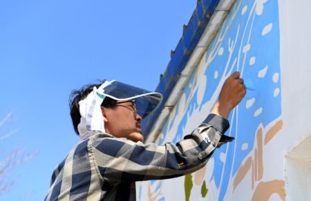 (miniature) Un étudiant de l'Université des arts du Jilin peint un mur d'une maison dans le village de Qingshui à Changchun
