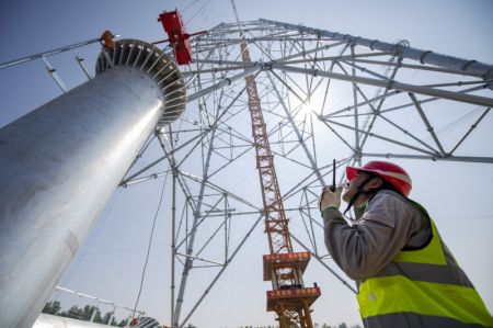 (miniature) Des techniciens sur le chantier du projet de transmission d'électricité à ultra-haute tension Baihetan-Zhejiang près du fleuve Yangtsé