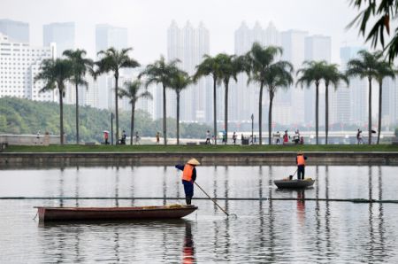 (miniature) Des travailleurs sur des bateaux rep&ecirc;chent des d&eacute;chets sur le lac Nanhu &agrave; Nanning