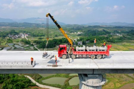 (miniature) Des ouvriers sur le chantier du grand pont de la ligne ferroviaire &agrave; grande vitesse Guiyang-Nanning &agrave; Dushan