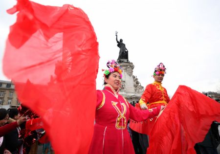 (miniature) Des participants donnent une représentation lors d'un défilé du Nouvel An chinois à Paris