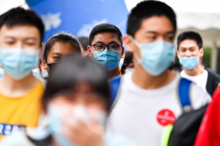 (miniature) Des candidats quittent un site d'examen après avoir passé l'examen national d'entrée à l'université à Beijing