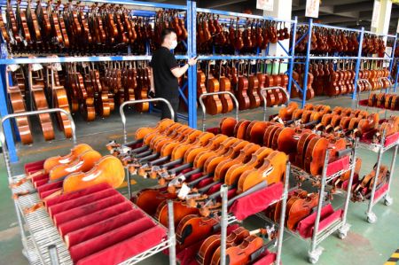 (miniature) Des produits dans un atelier dans un parc industriel de production d'instruments de musique à Queshan