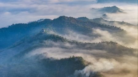 (miniature) Photo aérienne du paysage matinal de l'ancienne Grande Muraille dans le bourg de Xiaochang