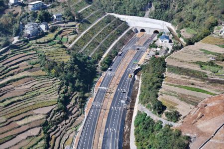 (miniature) Photo aérienne d'une section du chantier de construction de l'autoroute Wuxi-Zhenping