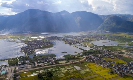 (miniature) Paysage du lac de l'ouest d'Eryuan